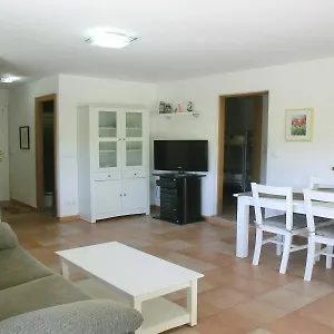 104649 In Apartment